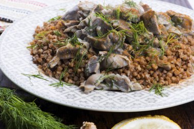 Hindili mideler, sebzeler ve karabuğday kasesi.