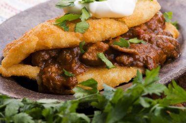 Etli, sebzeli, domatesli ve maydanozlu gözleme.