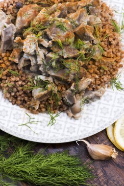 Hindili mideler, sebzeler ve karabuğday kasesi.