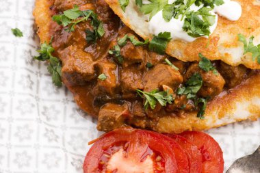 Etli, sebzeli, domatesli ve maydanozlu gözleme.