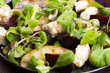 Kızarmış pancar salatası, armut, kuzu marulu, peynir.