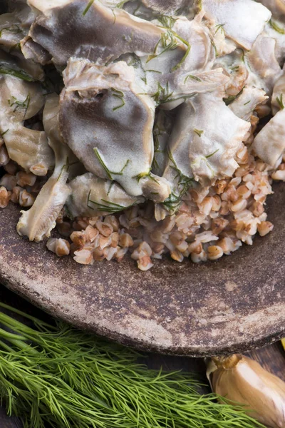 Estômago de peru cozido com legumes e fagópiro em uma tigela — Fotografia de Stock