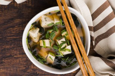 Miso çorbası, ahşap arka planda Japon yemeği.