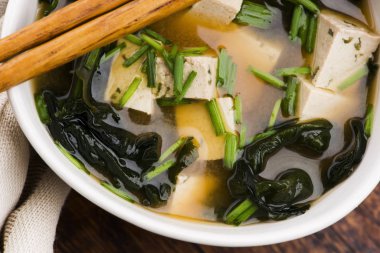 Miso çorbası, ahşap arka planda Japon yemeği.