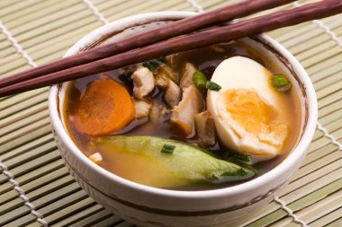 Somon Balık ile ramen yumurta şehriye çorbası yemek