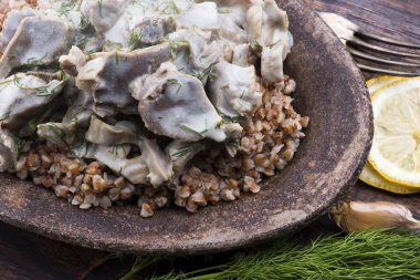 Hindili mideler, sebzeler ve karabuğday kasesi.