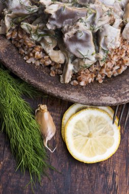 Hindili mideler, sebzeler ve karabuğday kasesi.