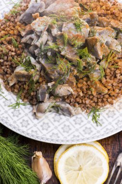 Hindili mideler, sebzeler ve karabuğday kasesi.