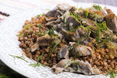 Hindili mideler, sebzeler ve karabuğday kasesi.