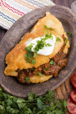 Etli, sebzeli, domatesli ve maydanozlu gözleme.