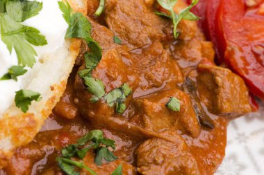 Etli, sebzeli, domatesli ve maydanozlu gözleme.