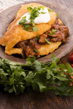 Etli, sebzeli, domatesli ve maydanozlu gözleme.