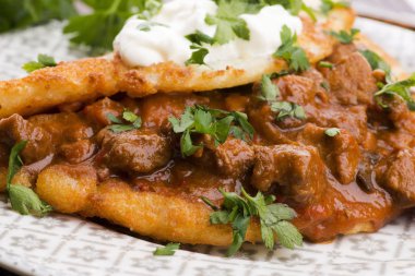 Etli, sebzeli, domatesli ve maydanozlu gözleme.