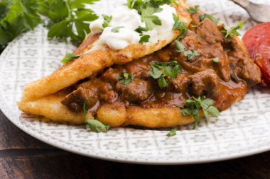 Etli, sebzeli, domatesli ve maydanozlu gözleme.