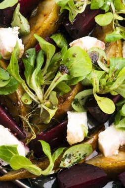 Kızarmış pancar salatası, armut, kuzu marulu, peynir.