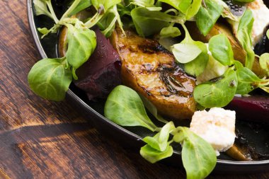 Kızarmış pancar salatası, armut, kuzu marulu, peynir.