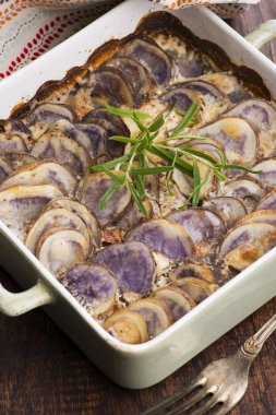 Kremalı ve biberiyeli mor patates graten.