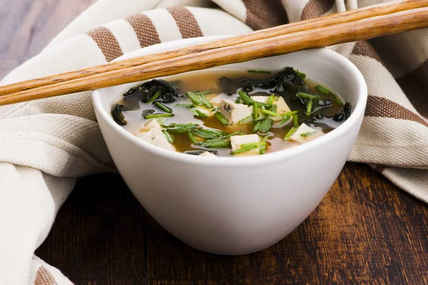 Misosuppe, japanisches Essen auf dem hölzernen Hintergrund — Stockfoto