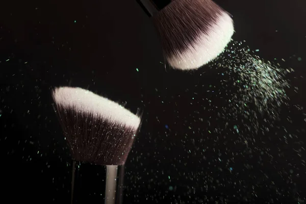 Cosmetica borstel en kleurrijke make-up poeder — Stockfoto