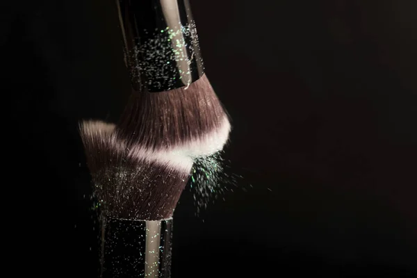 Brosse cosmétique et poudre de maquillage colorée — Photo