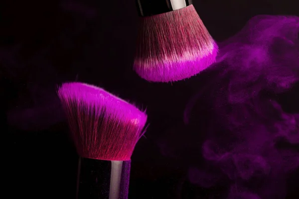 Cepillo de cosméticos y polvo de maquillaje colorido — Foto de Stock