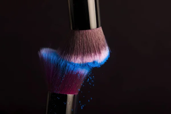 Brosse cosmétique et poudre de maquillage colorée — Photo