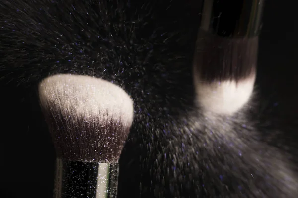 Brosse cosmétique et poudre de maquillage colorée — Photo