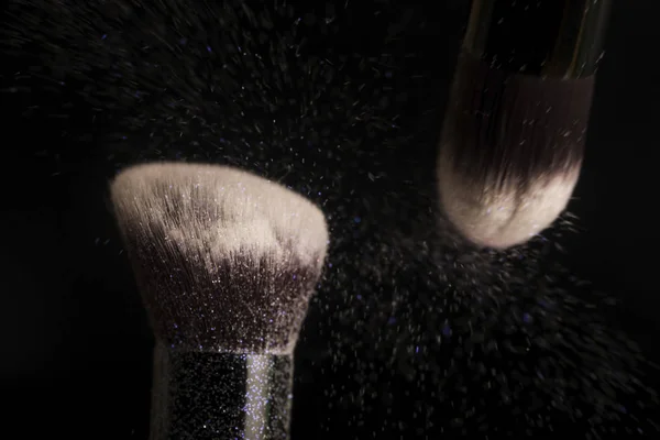 Brosse cosmétique et poudre de maquillage colorée — Photo