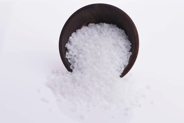 Αλάτι σε κουτάλι με λευκό φόντο — Φωτογραφία Αρχείου