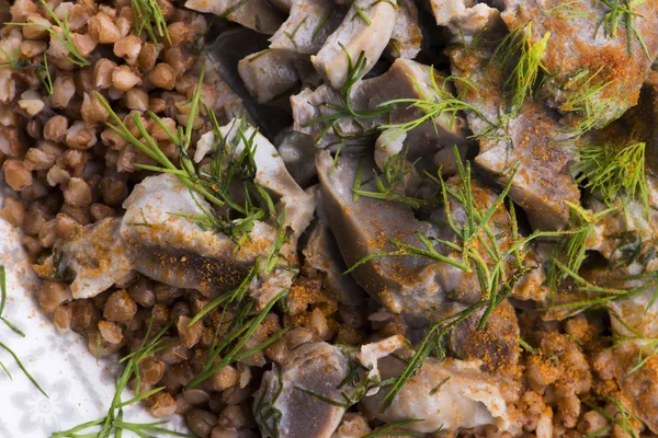 Tuggade kalkonmagar med grönsaker och bovete i en skål — Stockfoto