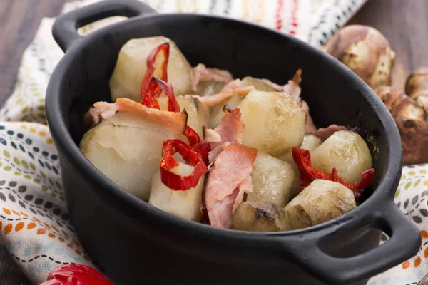 Jerusalém alcachofra au gratinado com presunto e pimenta. Fricassee, fru — Fotografia de Stock