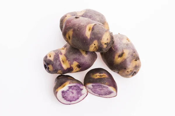 Alb - cartofi violet pe un fundal alb. Plantă organică — Fotografie, imagine de stoc