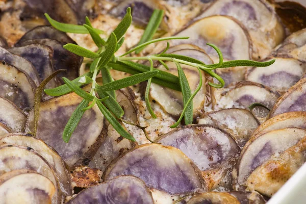 Gratinado de batata violeta com creme e alecrim — Fotografia de Stock