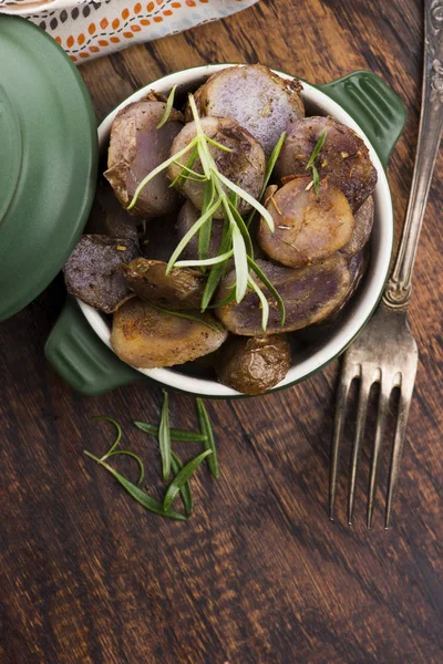 Fatias de batata violeta despedido com ervas, vista de perto — Fotografia de Stock