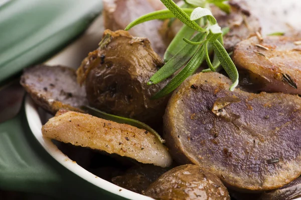 Fette di patate viola sparate con erbe, vista da vicino — Foto Stock