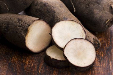 Taze yacon kökleri ahşap arka plan üzerinde