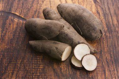 Taze yacon kökleri ahşap arka plan üzerinde