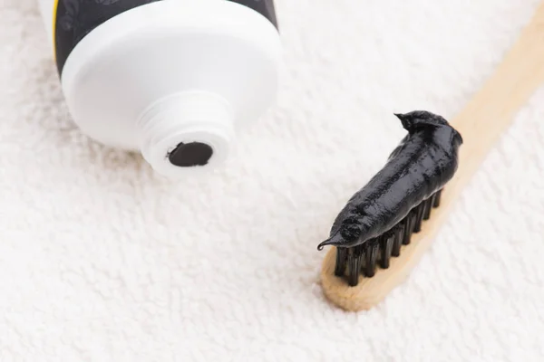 Brosse à dents avec dentifrice charbon noir — Photo