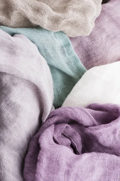 Tessuto multicolore con toni viola e accenti colorati e — Foto Stock