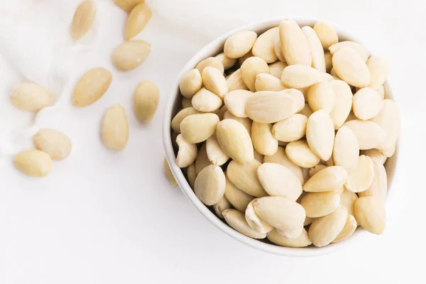 Tazón de almendras sobre un fondo blanco — Foto de Stock