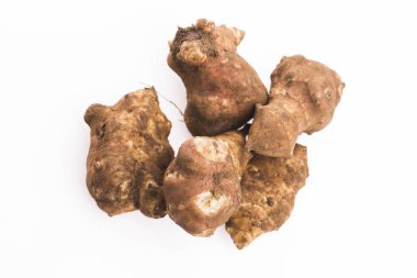 Çiğ Bütünüyle Kudüs enginarlarını beyaz arka planda dilimledi.