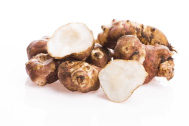 Çiğ Bütünüyle Kudüs enginarlarını beyaz arka planda dilimledi.