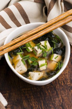 Miso çorbası, ahşap arka planda Japon yemeği.