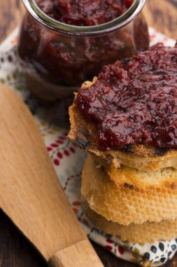 Kiraz reçelli ekmek