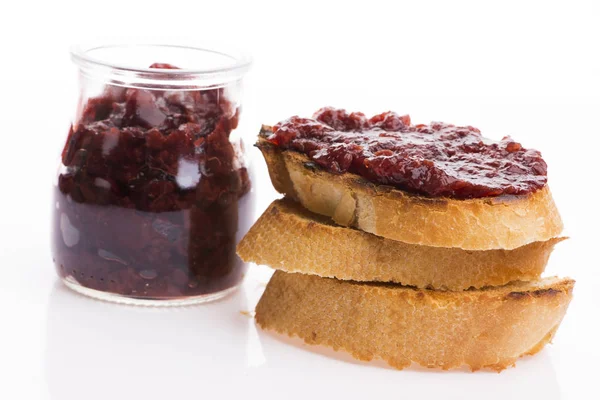 Pan con mermelada de cereza dulce — Foto de Stock