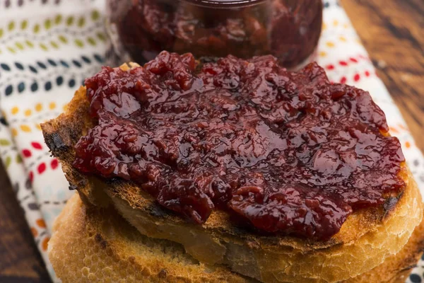 Pan con mermelada de cereza dulce — Foto de Stock