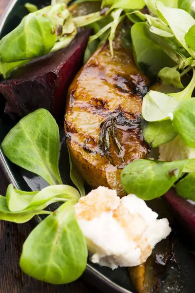 Salad of roasted beetroot, pear, lamb's lettuce, cheese — Stock Photo, Image