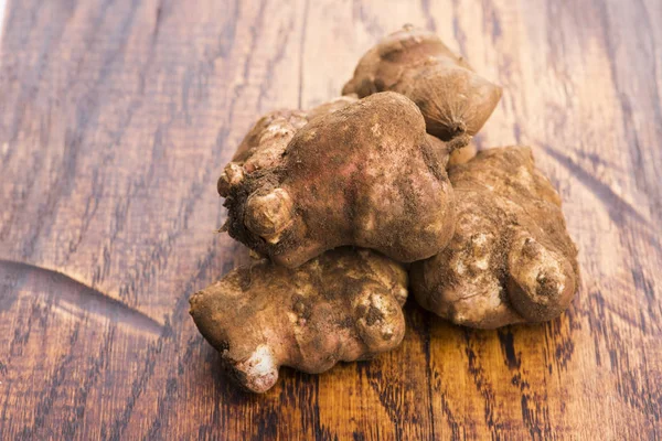 Seluruh penduduk Yerusalem mengiris artichoke di papan potong — Stok Foto