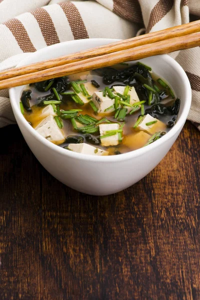 Zupa Miso, japońskie jedzenie na drewnianym tle — Zdjęcie stockowe