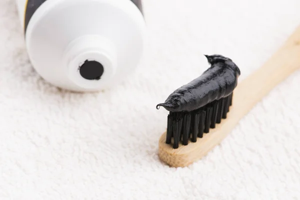 Brosse à dents avec dentifrice charbon noir — Photo